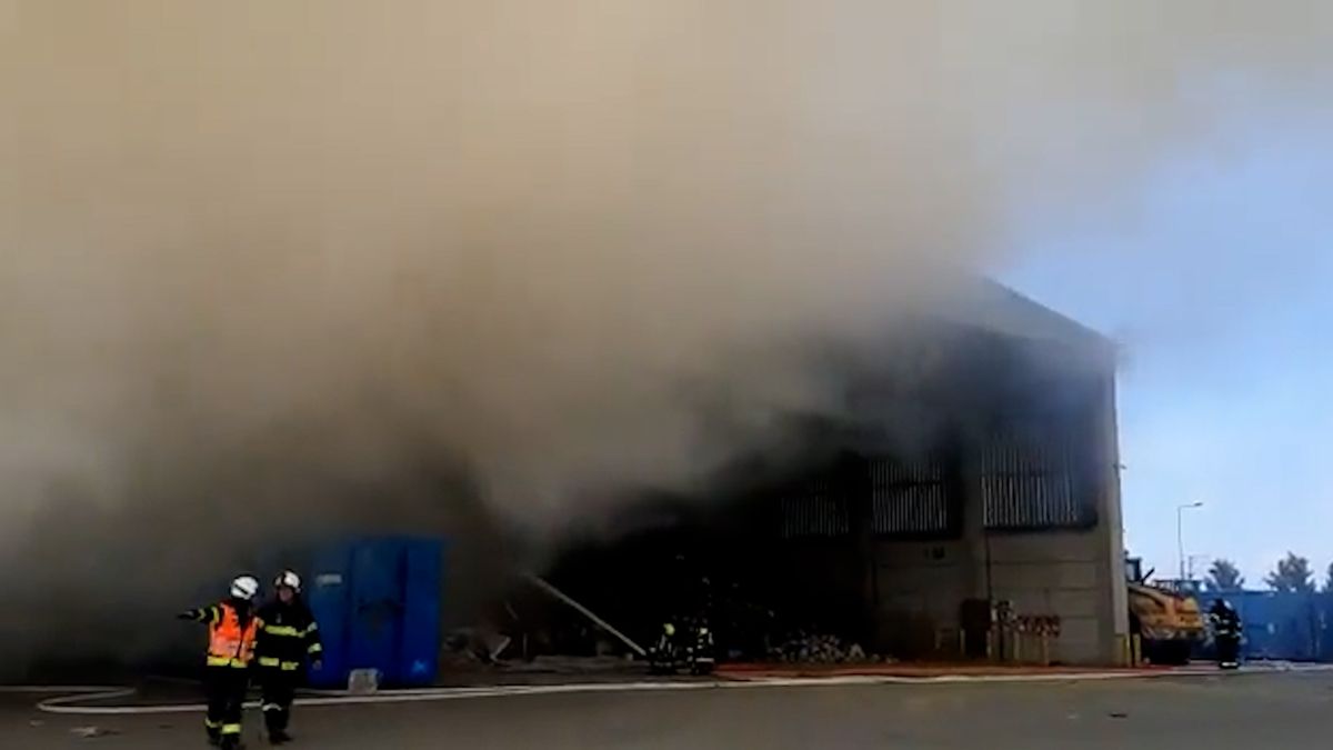 Hustý dým a hala v plamenech, v Hradci Králové hořel sklad odpadu